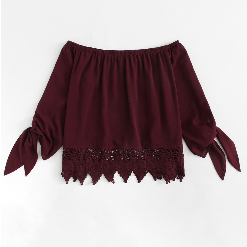 ✨SOLD✨ Large Off shoulder Lace Hem Crop Top - Picture 1 of 4